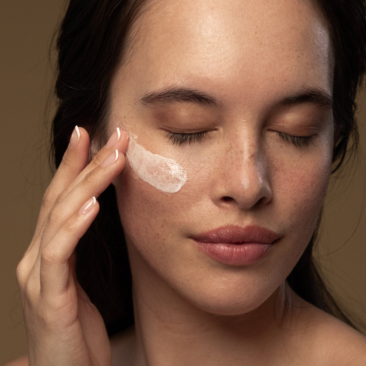 Model applying Antipodes Vanilla Pod Hydrating Day Cream on face